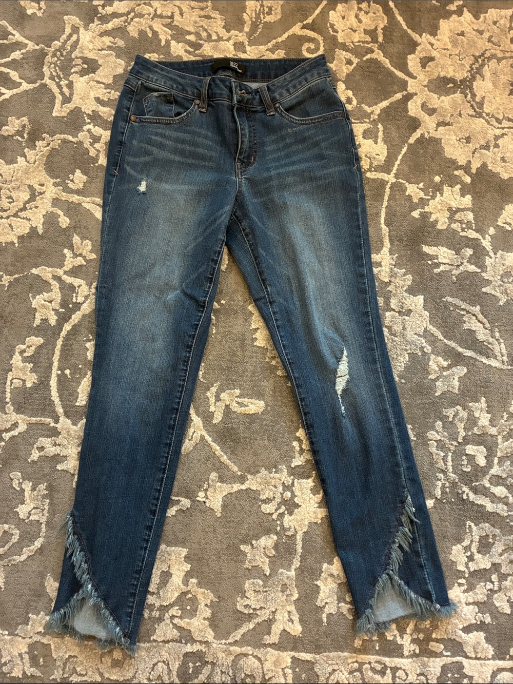 1822 Denim Dark Blue Ankle Jeans with Frayed V-Hem
